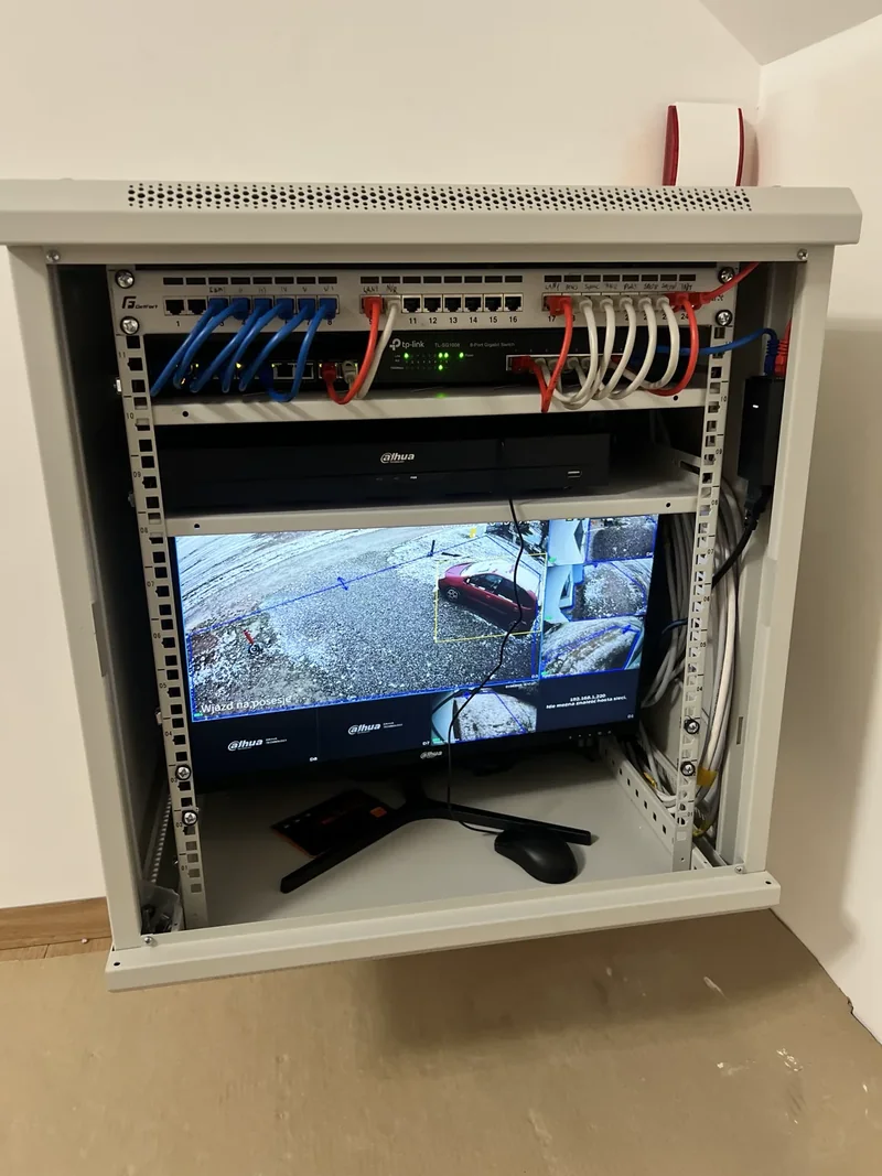 Szafa rack 7PRO z okablowaniem i rejestratorem